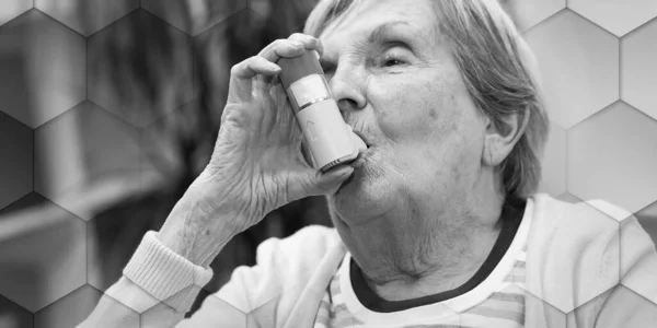Mujer Mayor Usando Inhalador Asma Patrón Geométrico — Foto de Stock