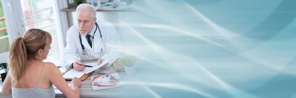 Старший Врач Объясняет Рецепт Своей Пациентке Медицинском Кабинете Панорамный Баннер — стоковое фото