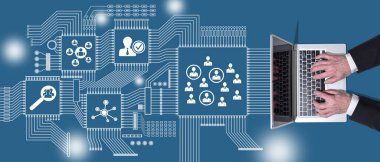 hrm kavramının sembolü olan dizüstü bilgisayar kullanan ellerin üst görünümü