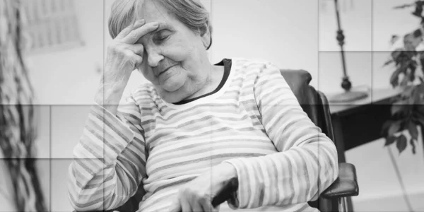 Ältere Frau Sitzt Und Hat Kopfschmerzen Geometrisches Muster — Stockfoto