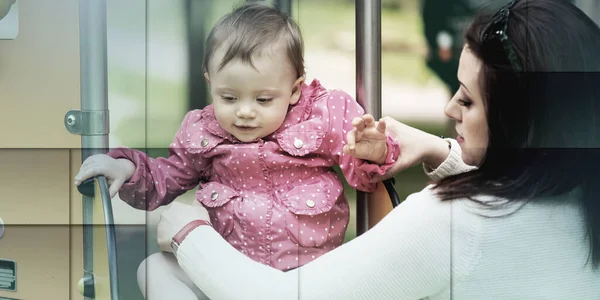 Menina Bebê Divertindo Playground Com Sua Jovem Mãe Padrão Geométrico — Fotografia de Stock