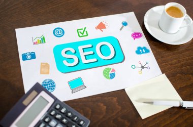SEO kavramı bir masa üzerine yerleştirilen bir kağıt üzerinde