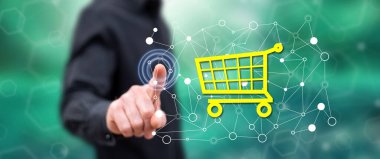 Adam dokunmatik ekranda bir e-ticaret konseptine parmağıyla dokunuyor.