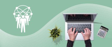 Bpo kavramının sembolü olan dizüstü bilgisayar kullanan ellerin üst görünümü