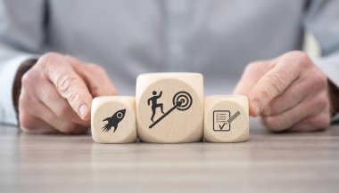 Hedeflerin sembolü olan tahta bloklar