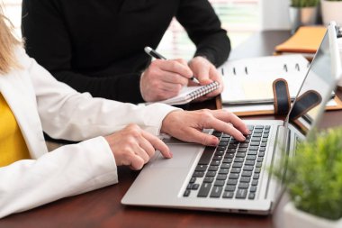 Ofiste birlikte çalışan iki iş adamı.