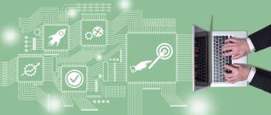 Motivasyon konsepti sembolü olan dizüstü bilgisayar kullanan ellerin üst görünümü