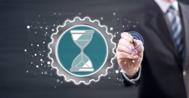 Stylus kalemle dokunmatik ekranda son teslim tarihi kavramına dokunan adam