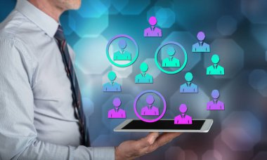 Bir adamın elinde tuttuğu tabletin üstündeki umut konsepti.