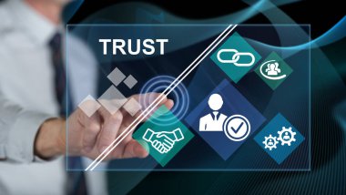 Bir adam dokunmatik ekranda güven konseptine parmağıyla dokunuyor.