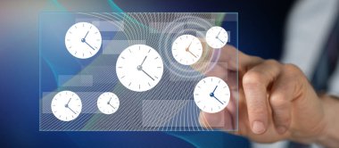 Adam dokunmatik ekranda zaman yönetimi kavramına parmağıyla dokunuyor.
