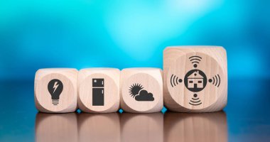 Mavi arka planda akıllı ev kavramının sembolü olan tahta bloklar