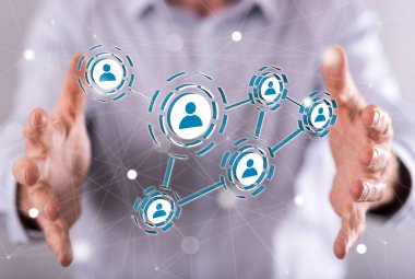 Sosyal medya ve ekip çalışması kavramı içinde geçmiş bir adamın elleri arasında