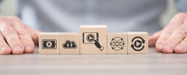 Çevrimiçi yayın kavramının sembolü olan tahta bloklar