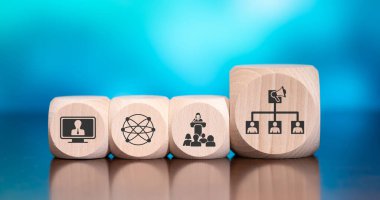 Mavi arka planda halkla ilişkiler kavramının sembolü olan tahta bloklar