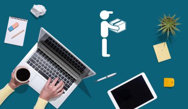 Dağıtım konsepti sembollü dizüstü bilgisayar kullanan ellerin üst görünümü