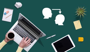 Koçluk konsepti sembollü dizüstü bilgisayar kullanan ellerin üst görünümü