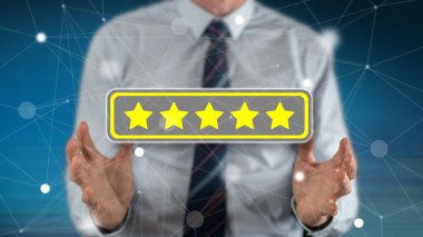 Arka plandaki bir adamın elleri arasındaki kalite kavramı