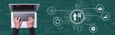 Koçluk konsepti sembollü dizüstü bilgisayar kullanan ellerin üst görünümü