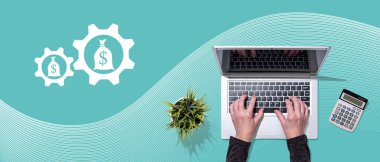 Yatırım konsepti sembollü dizüstü bilgisayar kullanan ellerin üst görünümü