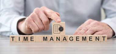 Zaman yönetimi sembollü tahta bloklar