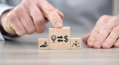 Kitle fonlama konsepti sembollü tahta bloklar