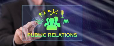 Adam dokunmatik ekranda halkla ilişkiler konseptine parmağıyla dokunuyor.