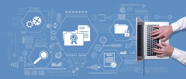Patent konsepti sembollü dizüstü bilgisayar kullanan ellerin üst görünümü