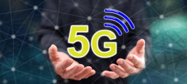 5G kavramı arka plandaki bir adamın ellerinden üstündür.
