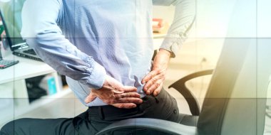 Ofiste sırt ağrısı çeken bir iş adamı, ışık efekti, geometrik desen