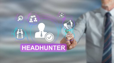 Adam dokunmatik ekranda işe alım konseptine parmağıyla dokunuyor.