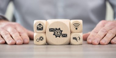 E-posta pazarlama kavramına sahip tahta bloklar