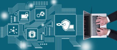 Siber güvenlik sembolü olan dizüstü bilgisayar kullanan ellerin üst görünümü