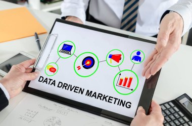 Pazarlama kavramı bir işadamı tarafından gösterilen temelli veri