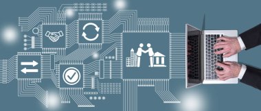 B2G konsepti sembollü dizüstü bilgisayar kullanan ellerin üst görünümü