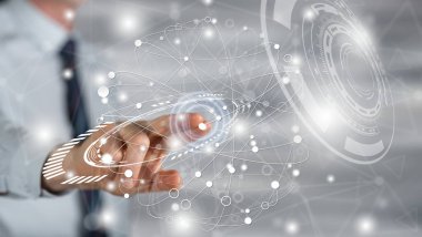 Adam dokunmatik ekranda sanal teknoloji konseptine parmağıyla dokunuyor.