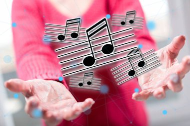 Arka planda bir kadının elleri yukarıda müzik konsepti