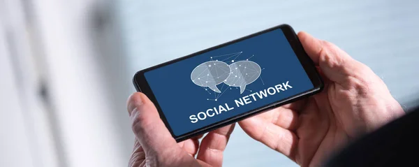 ソーシャルネットワークの概念を表示するスマートフォンの画面 — ストック写真
