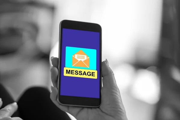 メッセージコンセプトを表示するスマートフォンの画面 — ストック写真