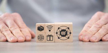 Çevrimiçi alışveriş kavramının sembolü olan tahta bloklar.