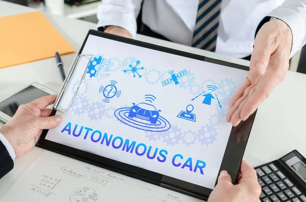 Autonomiczna Koncepcja Samochodu Pokazana Przez Przedsiębiorcę — Zdjęcie stockowe