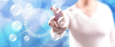 Bir kadın dokunmatik ekranda sosyal ağ konseptine parmaklarıyla dokunuyor.