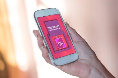 İndirim duyurusu kavramını gösteren akıllı telefon ekranı