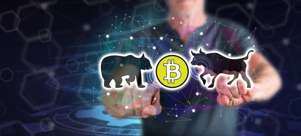 Dokunmatik Ekranda Bitcoin Trendi Konseptine Parmaklarıyla Dokunan Adam — Stok fotoğraf