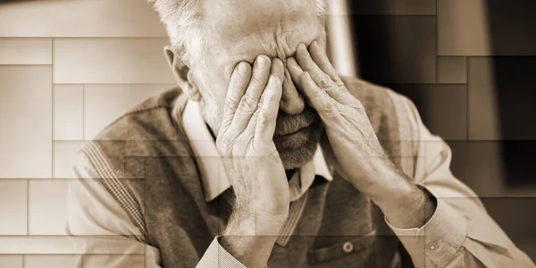 Uomo Affari Anziano Stanco Strofinando Gli Occhi Modello Geometrico — Foto Stock