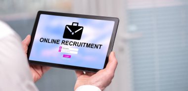 Çevrimiçi işe alım konseptini gösteren tablet ekranı