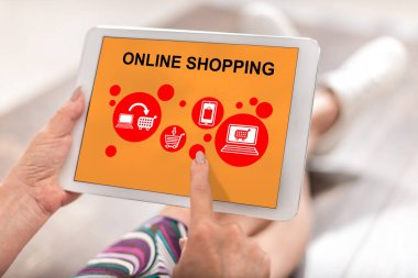 İnternetten alışveriş konsepti olan bir tablet kullanan kadın