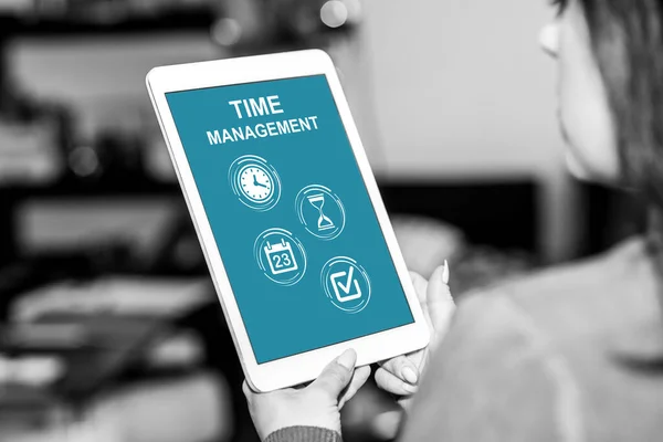 時間管理の概念を表示するタブレット画面 — ストック写真