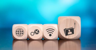 Ahşap bloklar mavi arkaplanda phishing kavramı sembolü ile