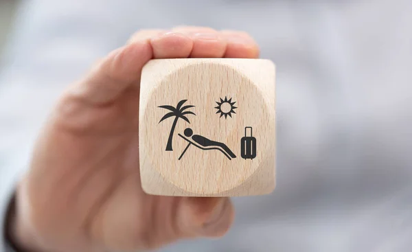 Hand Hält Einen Holzwürfel Mit Symbol Für Urlaubskonzept — Stockfoto
